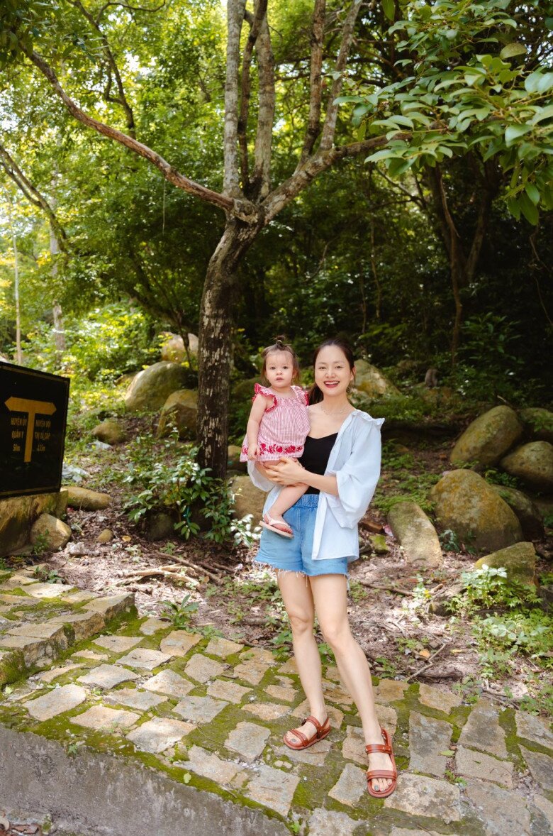Cô đưa con gái út đi du lịch nhiều nơi, tham gia các hoạt động ngoài trời.