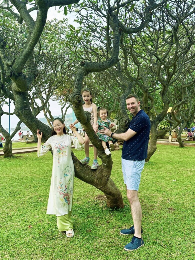 Vợ chồng Lan Phương thường đưa 2 con gái đi du lịch, thăm thú cảnh đẹp.