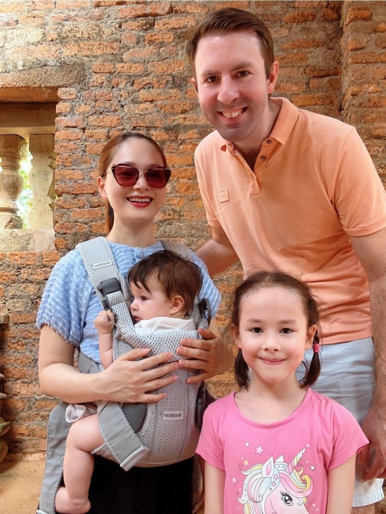 Lan Phương nhiều lần vào Đà Nẵng gặp chồng và cả nhà có nhiều chuyến du lịch vui vẻ.