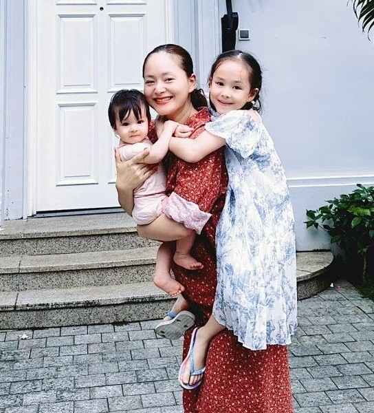 Lan Phương thường tự mình bồng bế 2 con dù ông xã bị đau lưng.