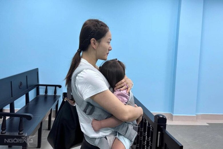 Hình ảnh Lan Phương một mình địu con đến tòa án khiến nhiều người bàn tán.