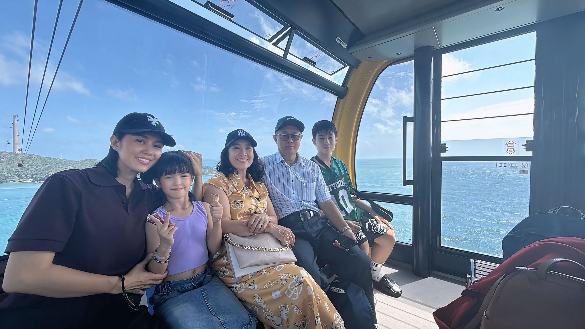 Trung Kiên tài trợ để Lê Phương đưa mẹ ruột đi du lịch.
