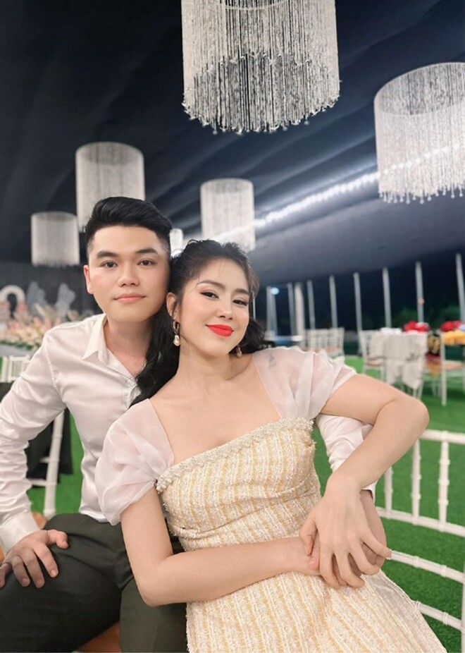 Lê Phương được nhận xét ngày càng trẻ đẹp, xứng đôi bên ông xã kém 7 tuổi.
