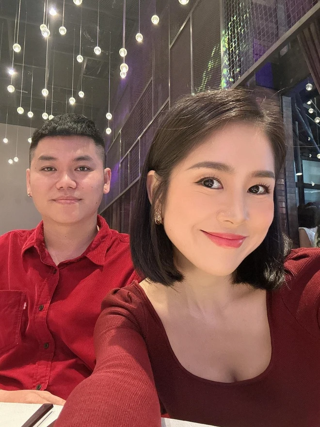Nữ diễn viên được khen ngày càng đẹp rạng rỡ, thân hình quyến rũ.