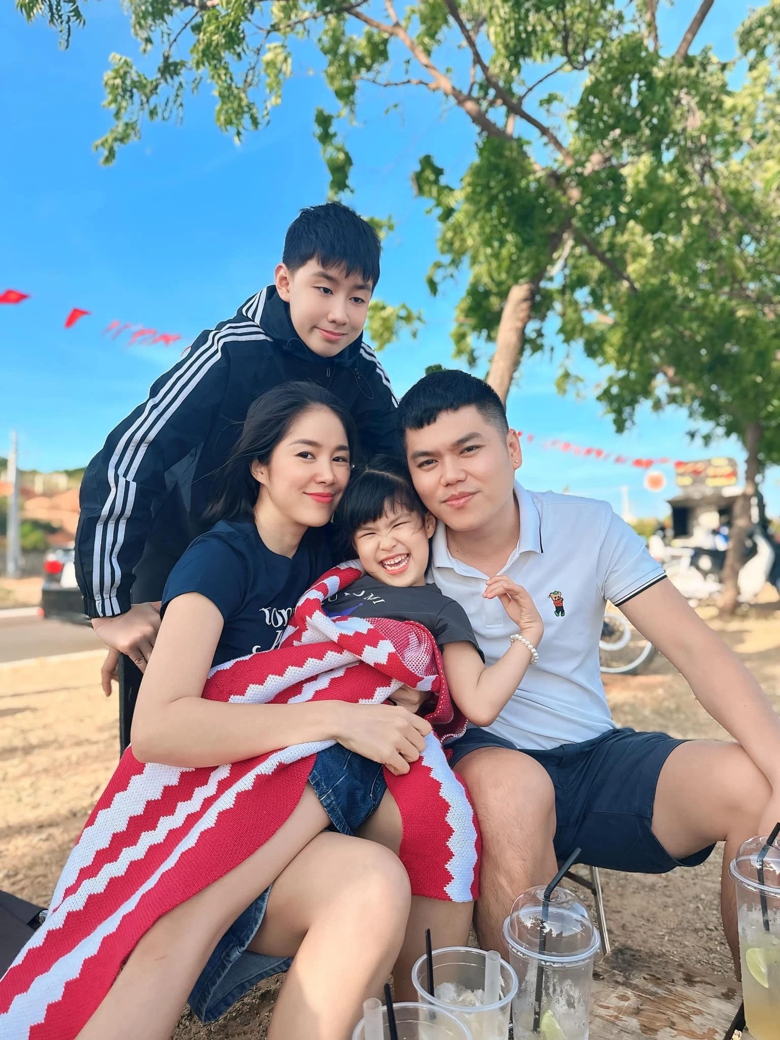 Gia đình 4 người của Lê Phương rất gắn gó, thân thiết.