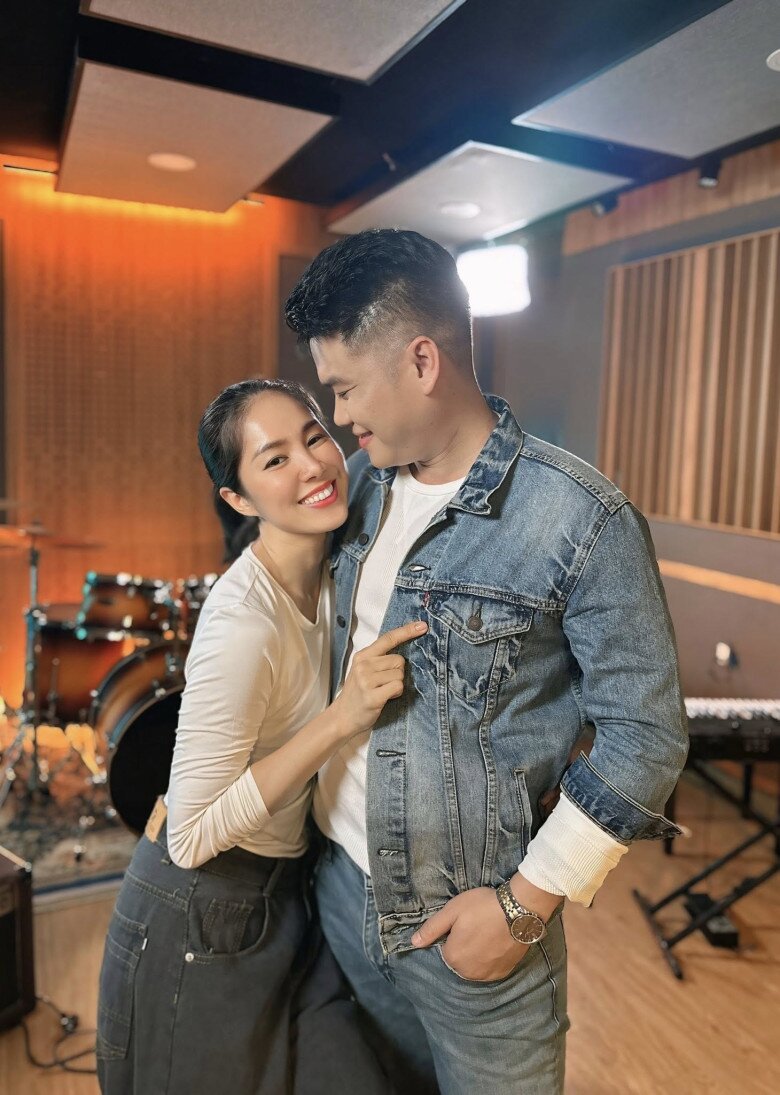 Lê Phương ngày càng trẻ trung, được khen đẹp đôi với chồng trẻ kém 7 tuổi.