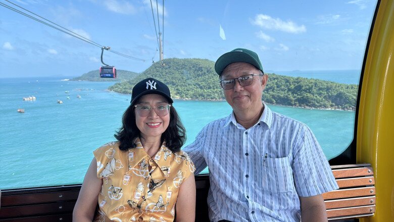 Bố mẹ của Lê Phương được khen trẻ trung, tinh thần rạng rỡ trong chuyến đi.