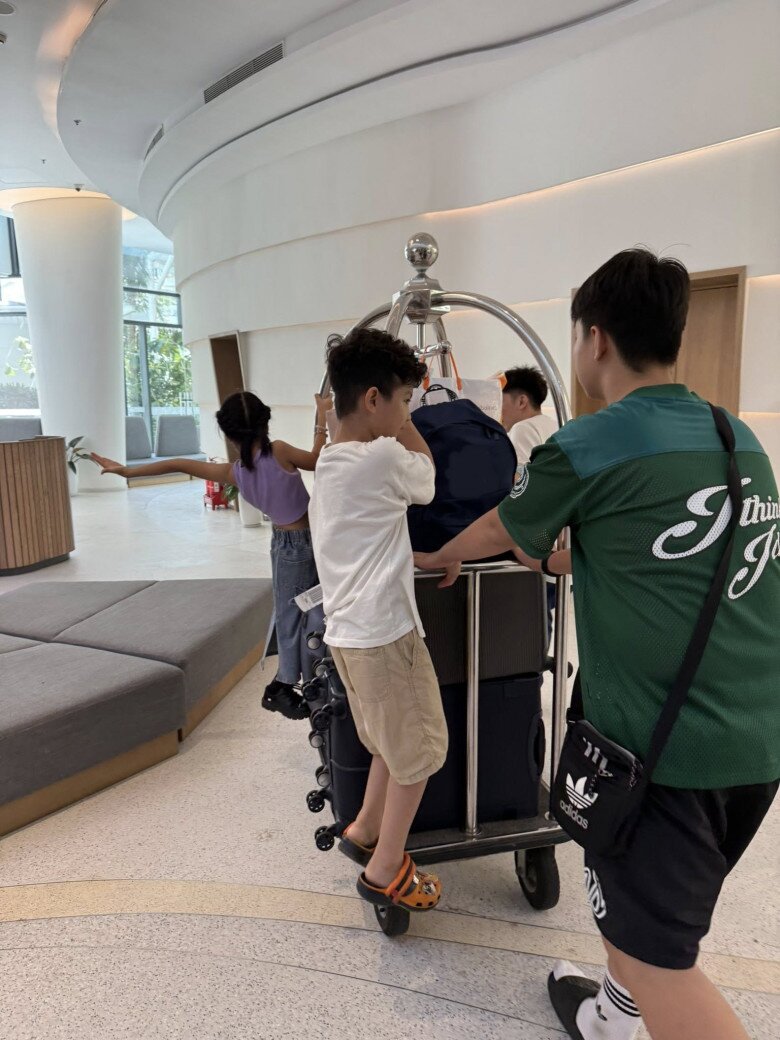 Cà Pháo giúp mẹ và các em di chuyển đồ đạc khi đến khách sạn.