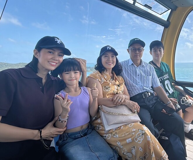 Lê Phương cùng bố mẹ ruột và 2 con cùng đi du lịch hè.