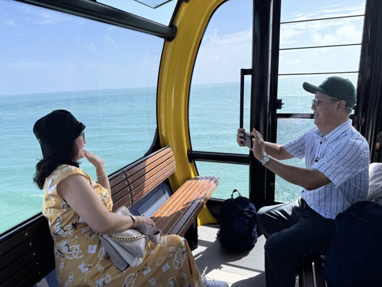 2 ông bà tình cảm ở độ tuổi xế chiều, còn chụp ảnh cùng nhau.