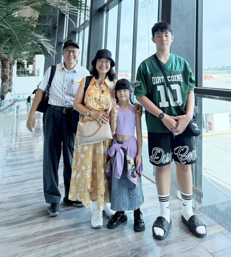 Con trai Cà Pháo của Lê Phương có chiều cao nổi bật khi đứng cạnh ông bà và em gái.