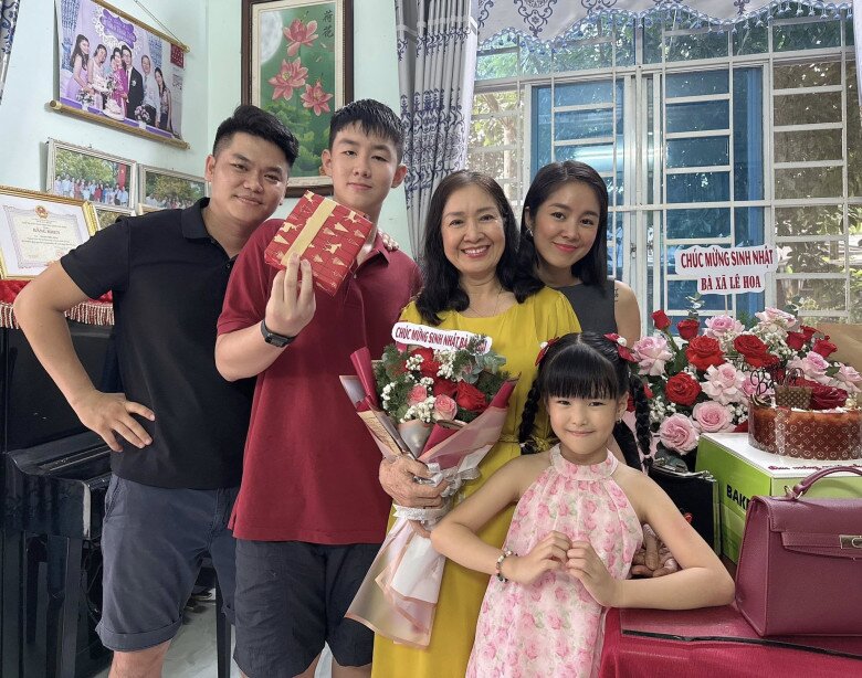 Vợ chồng Lê Phương - Trung Kiên về chúc mừng sinh nhật bà ngoại.