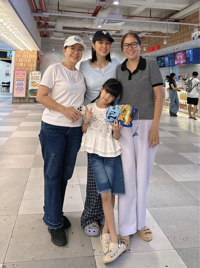 Mẹ chồng và mẹ ruột của Lê Phương nhìn giống 2 chị em.