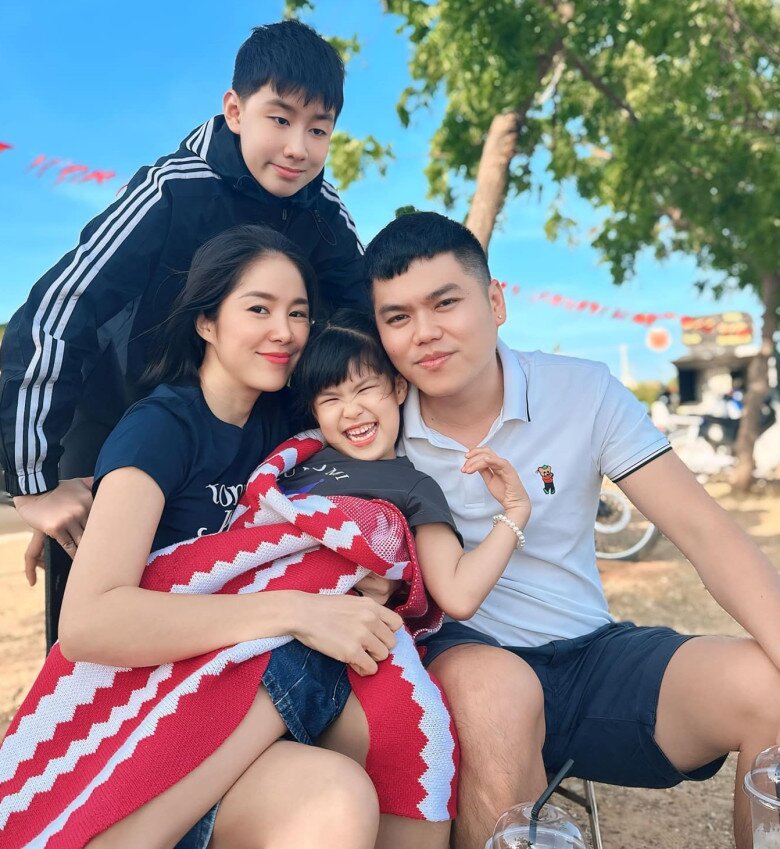 Lê Phương - Trung Kiên cùng 2 con thường chia sẻ khoảnh khắc ấm áp trên mạng xã hội.