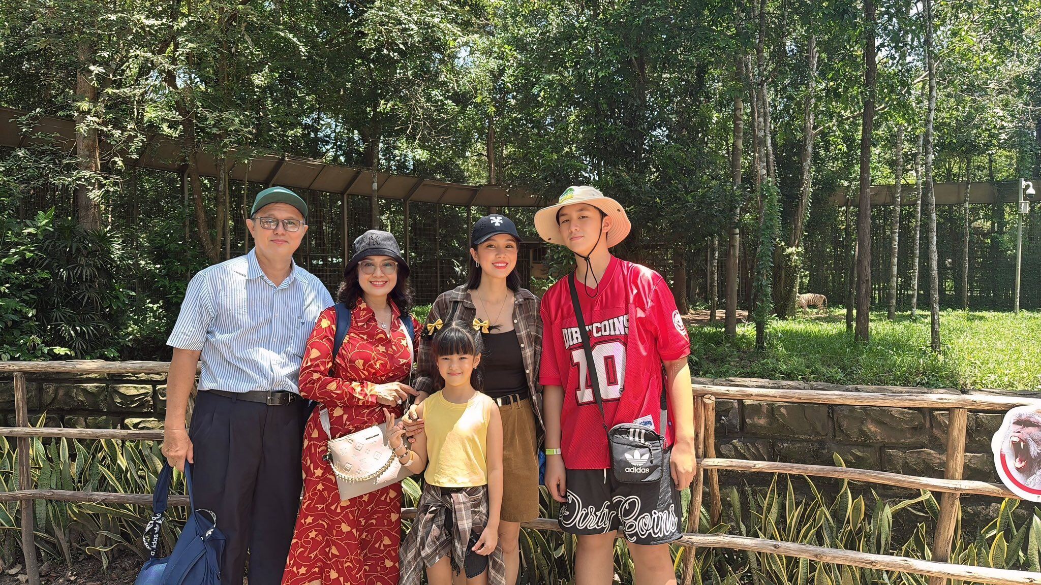 Cà Pháo như người khổng lồ khi đứng cạnh mẹ và ông bà ngoại.