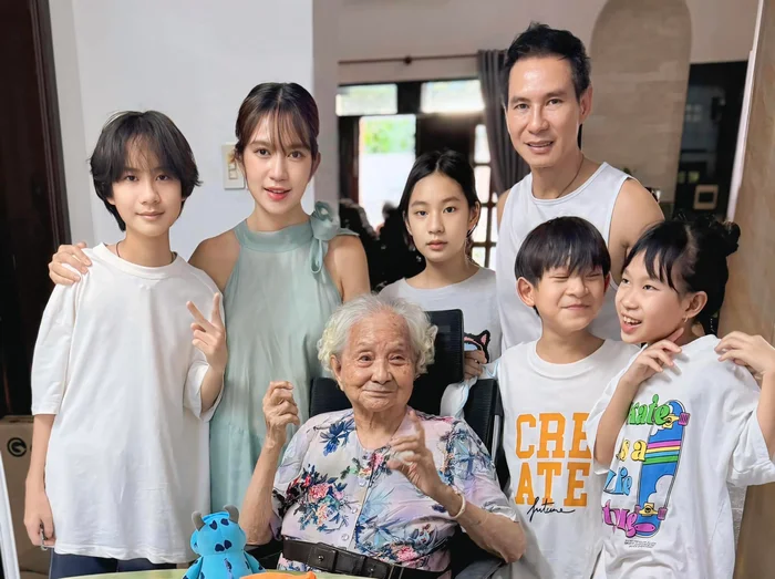 4 con của Lý Hải - Minh Hà thường xuyên được về thăm quê, gặp gỡ họ hàng.