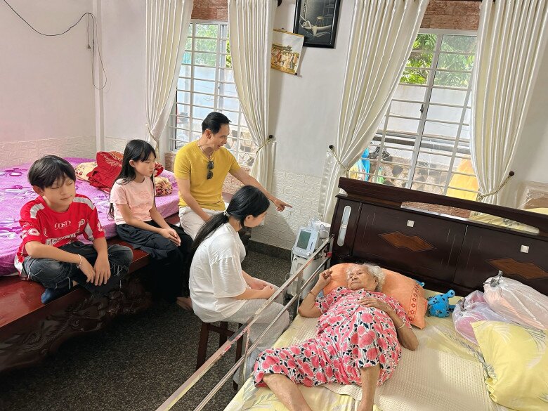 4 con của Lý Hải - Minh Hà ngồi nói chuyện, quây quần bên bà nội.