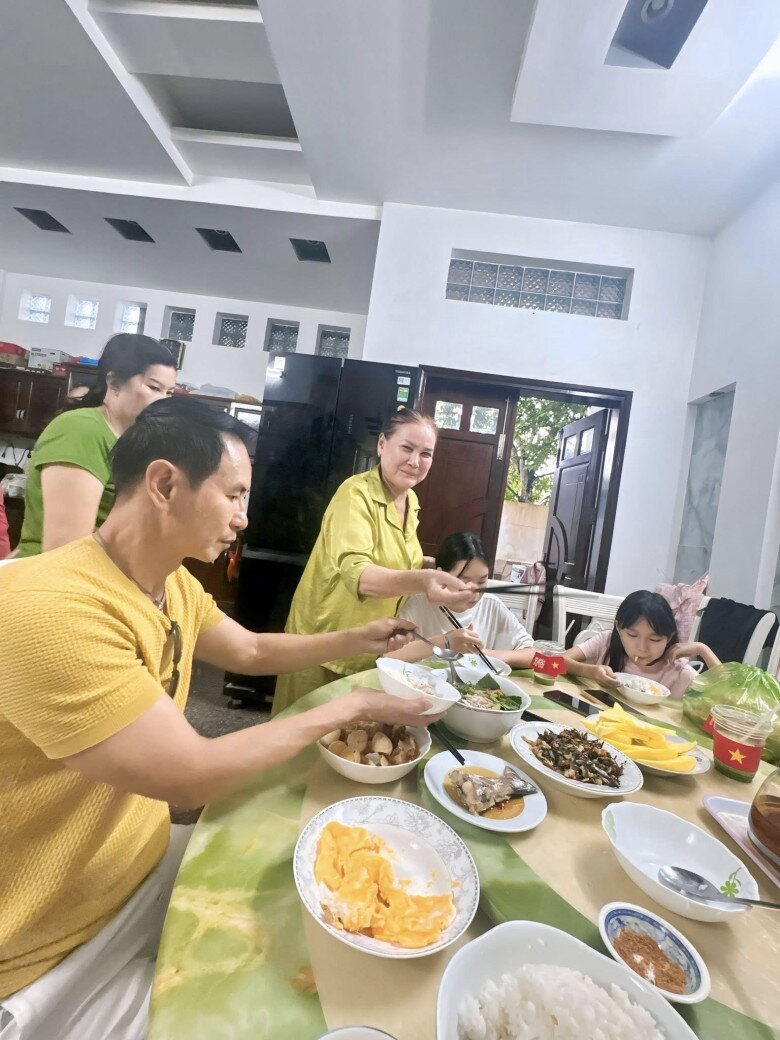 Hình ảnh Lý Hải giản dị, gần gũi dùng bữa cùng những người thân.