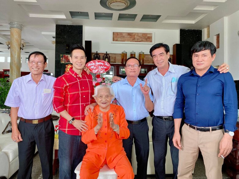 Mẹ ruột của Lý Hải chụp ảnh cùng các con trai trong gia đình.