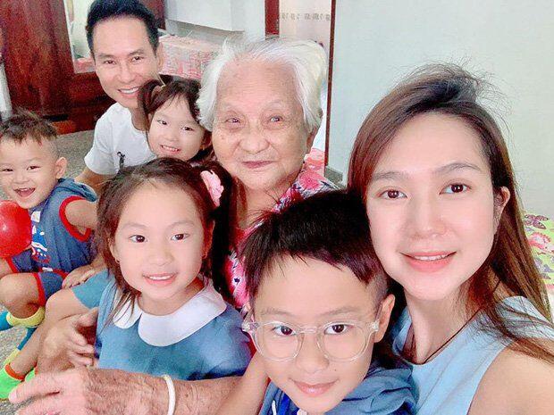 Bà Hai là người bà hiền từ, rất yêu thương các cháu.