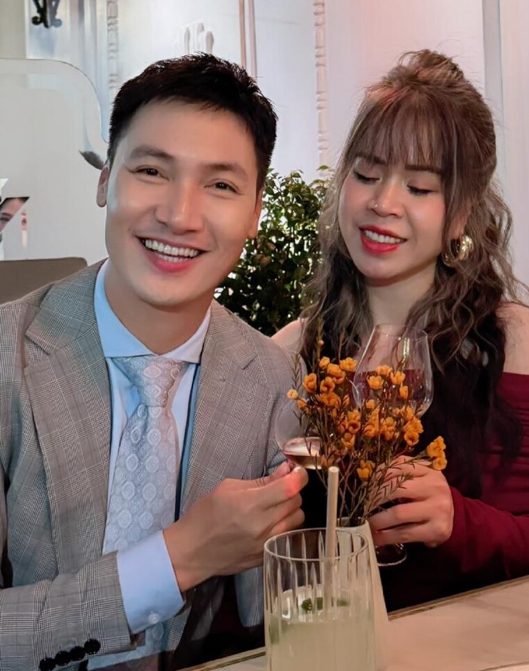 Cả 2 gặp gỡ từ khi 14 tuổi, từng là bạn học trước khi kết hôn.