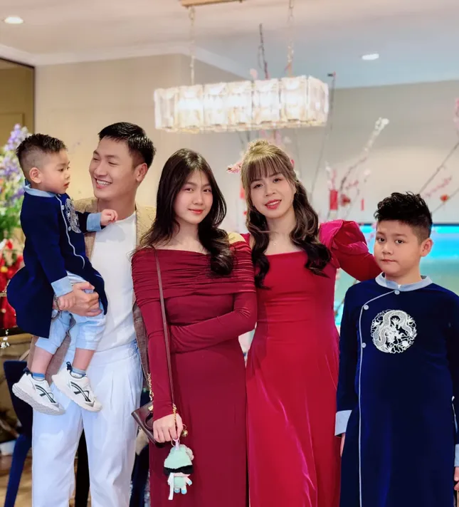 Mạnh Trường và bà xã hiện có 3 con đủ nếp, đủ tẻ.