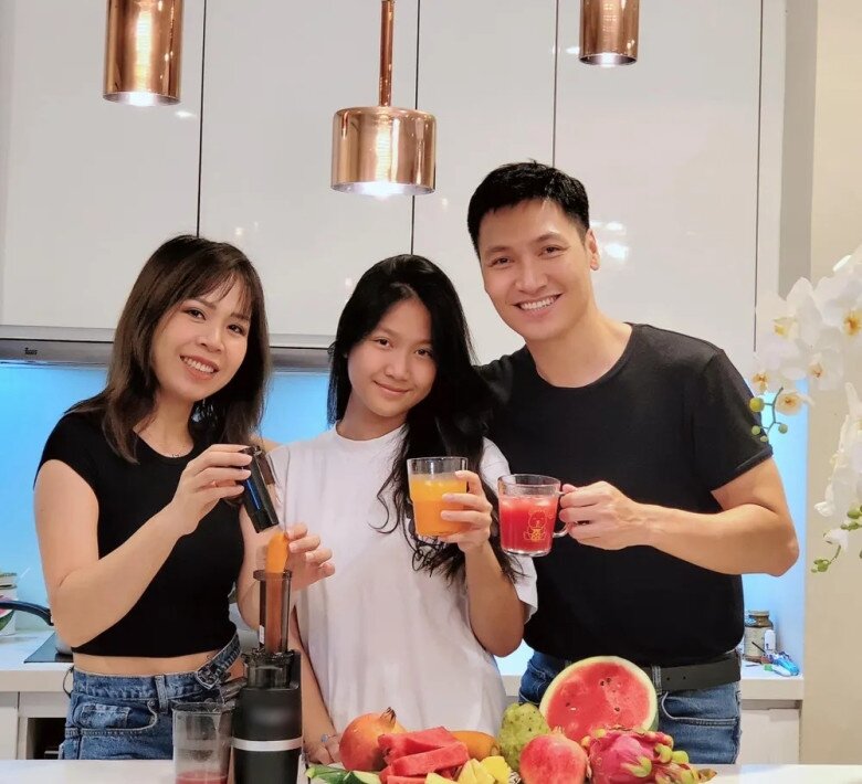 Con gái lớn của Mạnh Trường sở hữu nhan sắc xinh đẹp, rạng rỡ.