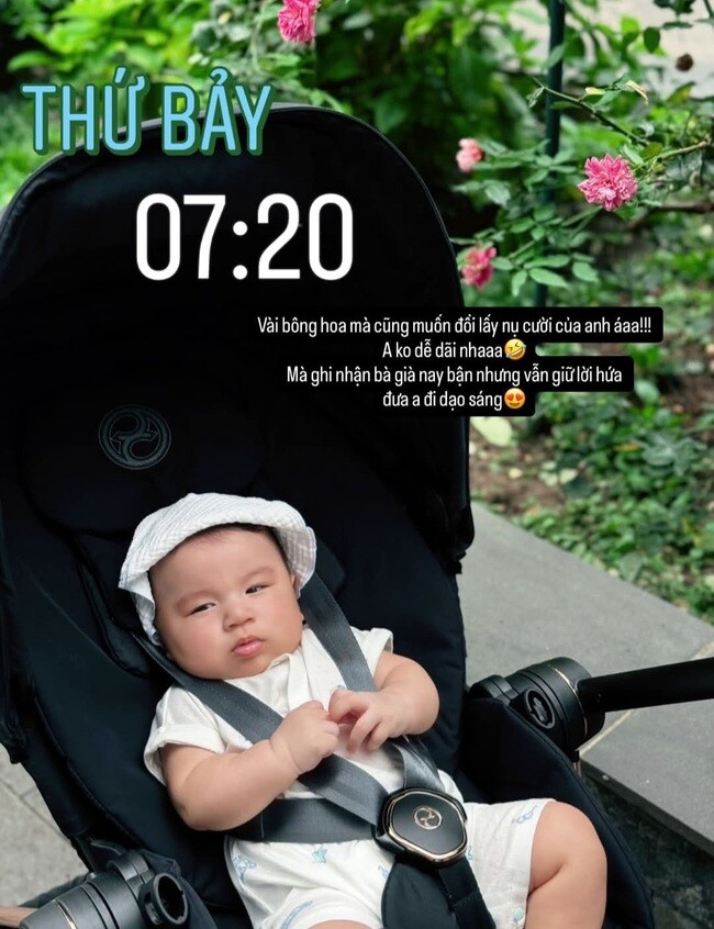 Mai Ngọc ngày 2 lần đưa con trai ra ngoài đi dạo, giúp bé tiếp xúc với thiên nhiên, khí trời. 