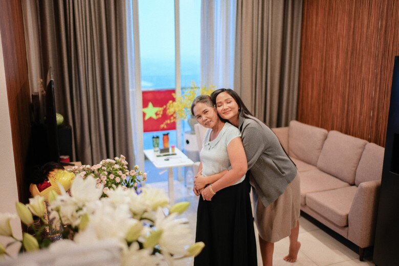 Mẹ chồng của hhen niê rạng rỡ ôm cháu nội mới sinh ngày nào cũng chạy xe máy lên thăm - 5