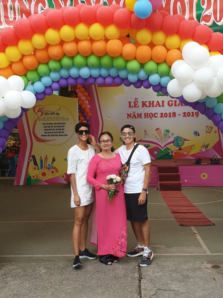 Mẹ chồng của hhen niê rạng rỡ ôm cháu nội mới sinh ngày nào cũng chạy xe máy lên thăm - 8