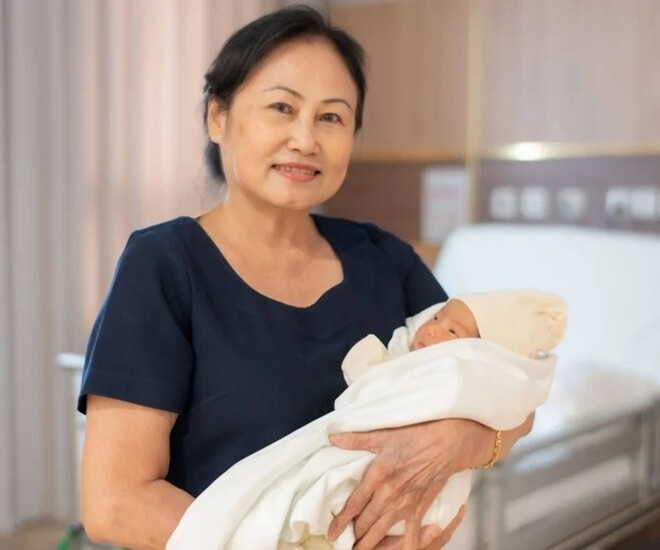 Mẹ chồng của hhen niê rạng rỡ ôm cháu nội mới sinh ngày nào cũng chạy xe máy lên thăm - 1