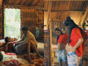 Sao Việt 24h: Chồng H'Hen Niê lo lắng cảnh vợ mang thai nhưng em bé cứ lộn mèo, phải tìm bà đỡ đến nhà nắn bụng