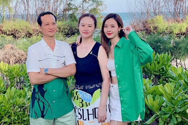 Midu khoe hình ảnh hạnh phúc bên bố mẹ ruột.