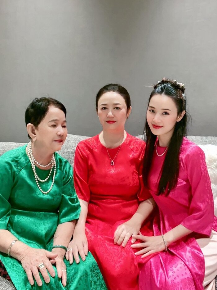 Midu khoe nhan sắc bên mẹ ruột và bà ngoại.