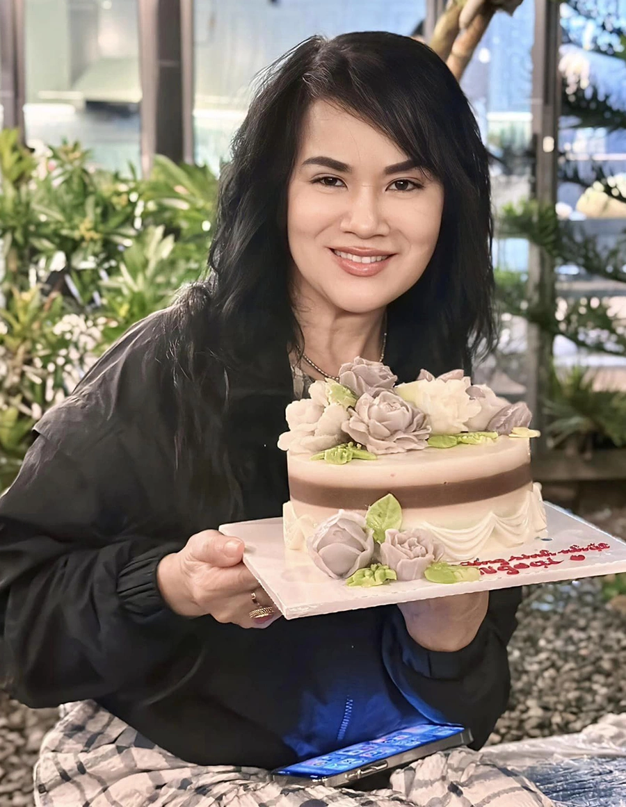 Mẹ ruột của Minh Hà hiện độ tuổi U70 nhưng vẫn có ngoại hình trẻ trung, phong cách hiện đại.