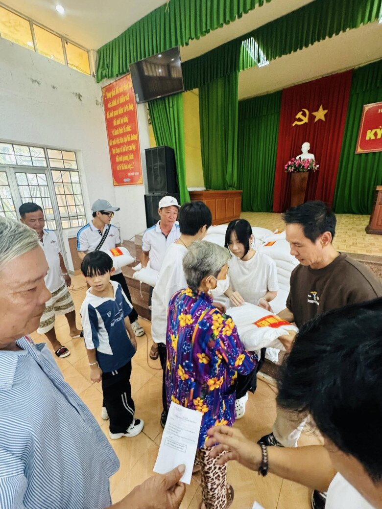 Vợ chồng nam đạo diễn đưa các con đi làm từ thiện.