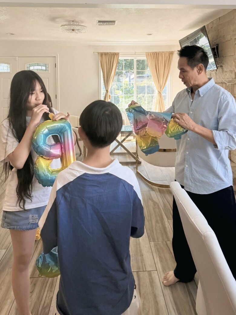 Lý Hải tất bận chuẩn bị bóng bay trong buổi tiệc sinh nhật của con trai.
