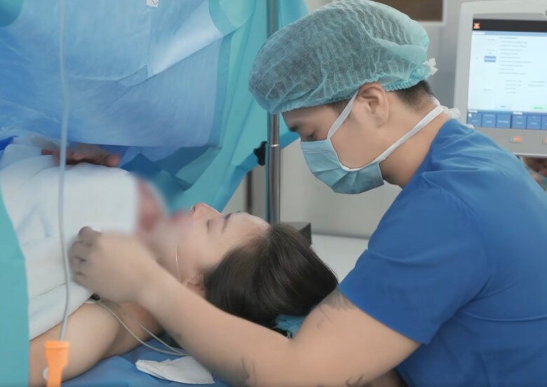 Huy Trần bật khóc khi nghe thấy tiếng con gái chào đời, luôn ở bên Ngô Thanh Vân.