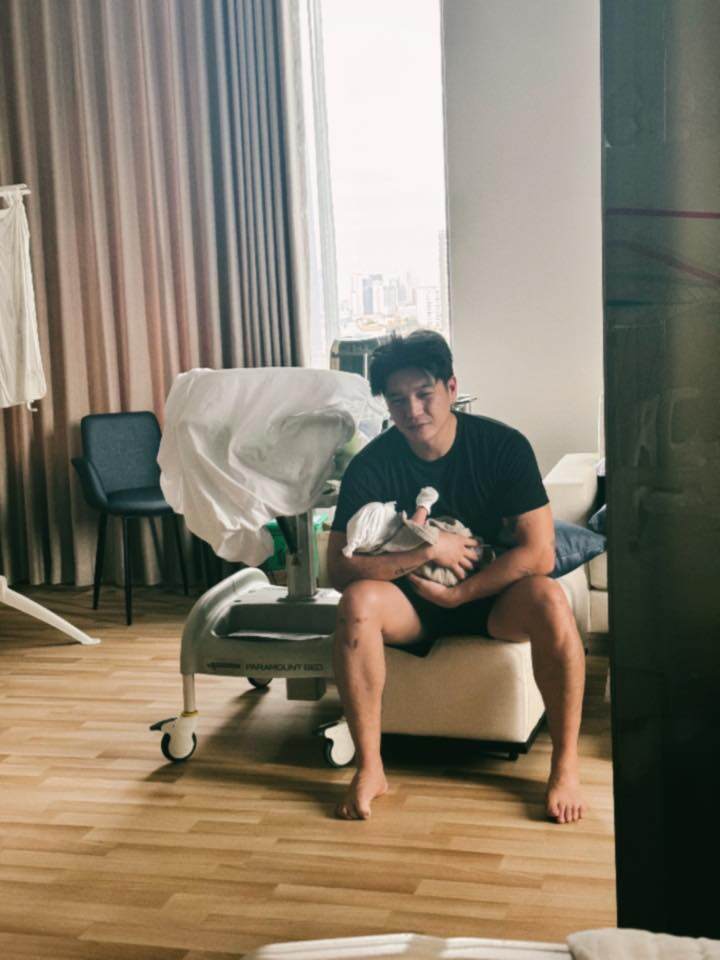 Nam doanh nhân mất ngủ vì thức đêm trông con.