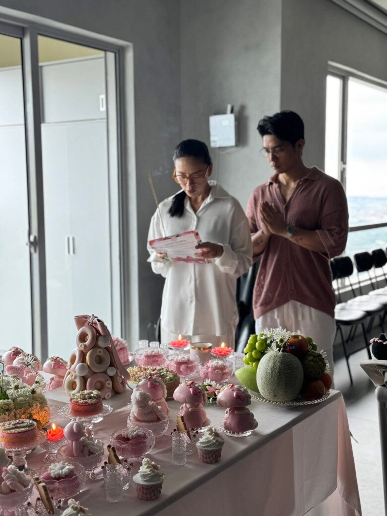 Vợ chồng Ngô Thanh Vân - Huy Trần rất thành tâm làm lễ cúng đầy tháng cho con gái.