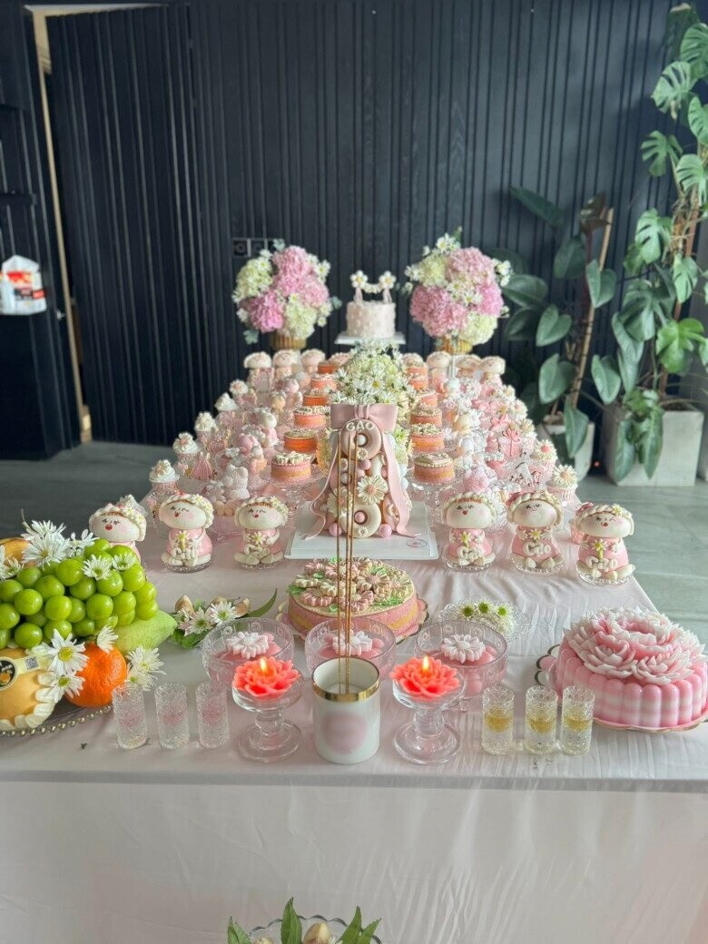 Gia đình Ngô Thanh Vân chuẩn bị mâm cúng vô cùng chu đáo.
