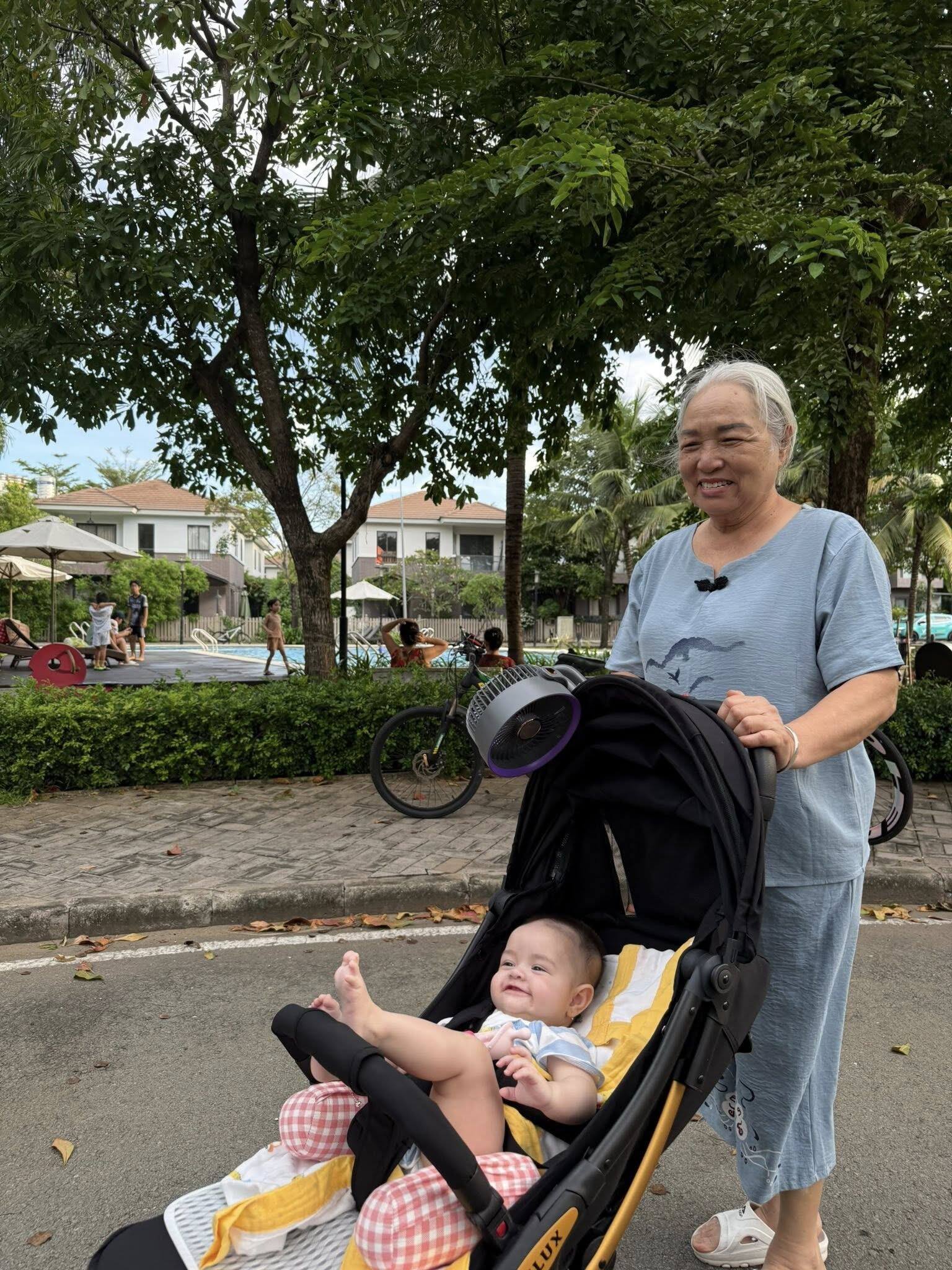 Mẹ ruột của nữ diễn viên cũng rất vui khi có cháu gái.