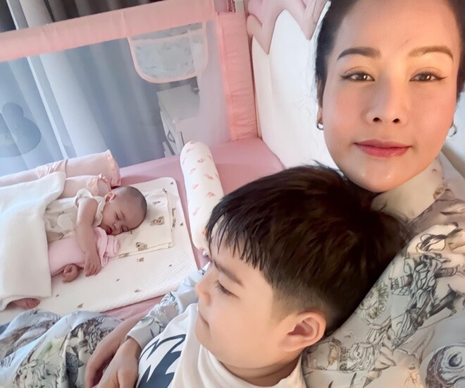 Nhật Kim Anh khoe khoảnh khắc yên bình, hạnh phúc bên 2 con.