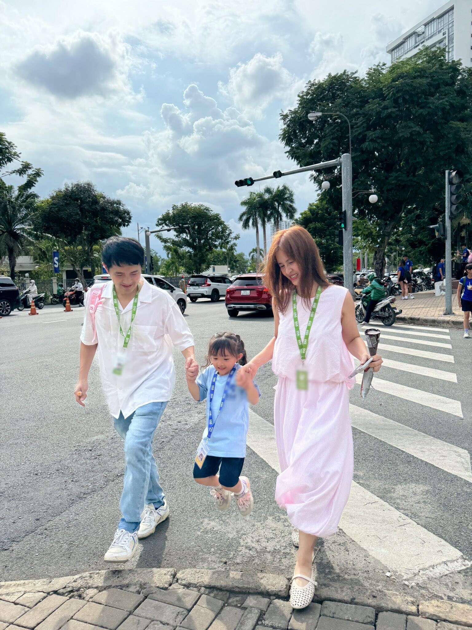 Cô bé Winnie rạng rỡ trong ngày đầu nhập học.