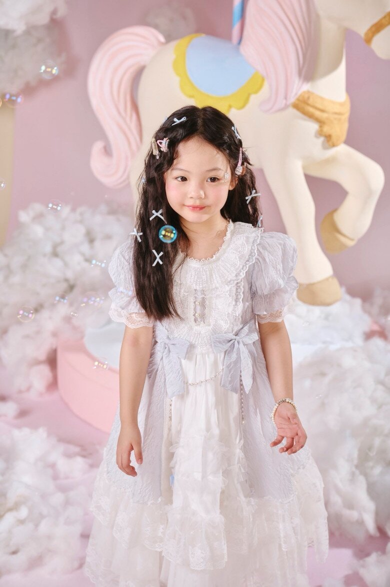 Cô bé Suchin càng lớn càng xinh đẹp theo vibe nàng thơ.