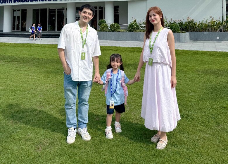 Đông Nhi và Ông Cao Thắng đưa con gái Winnie đến trường mới.
