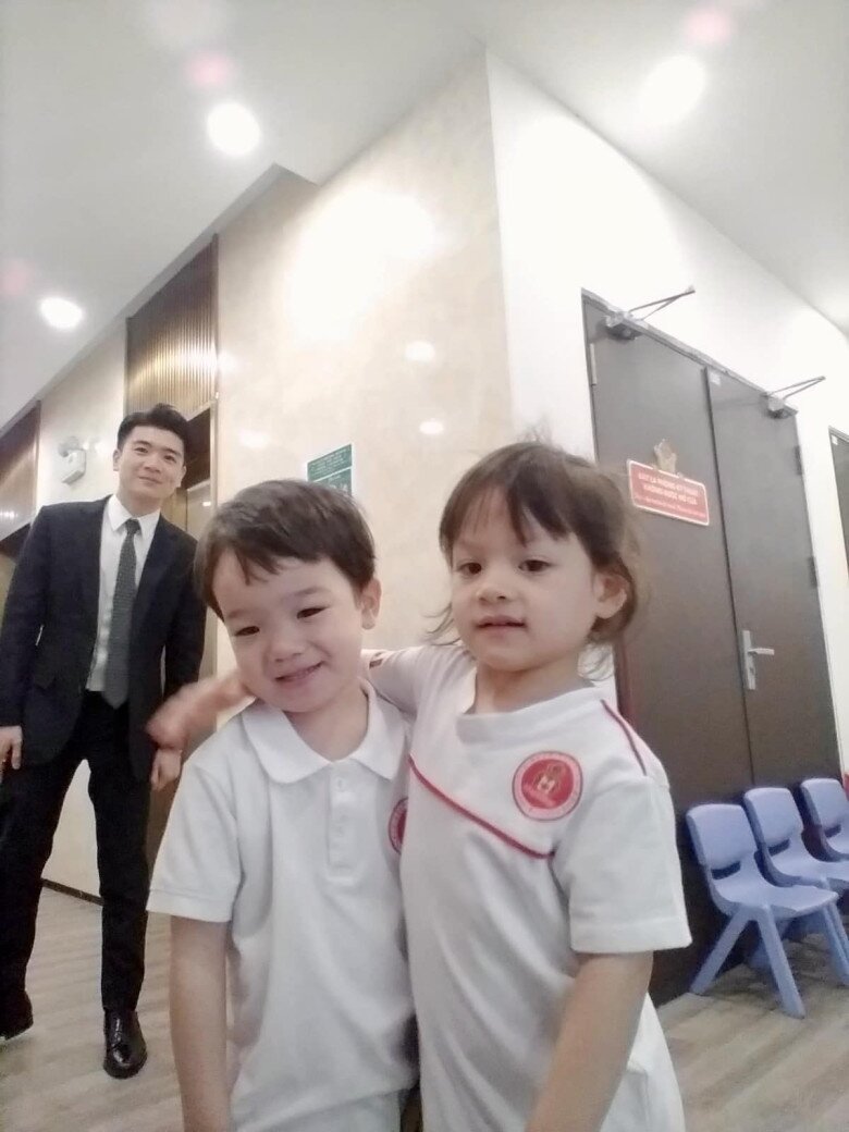 Dù bận rộn, mỗi sáng anh đều đảm nhận việc đưa 2 con đến trường.