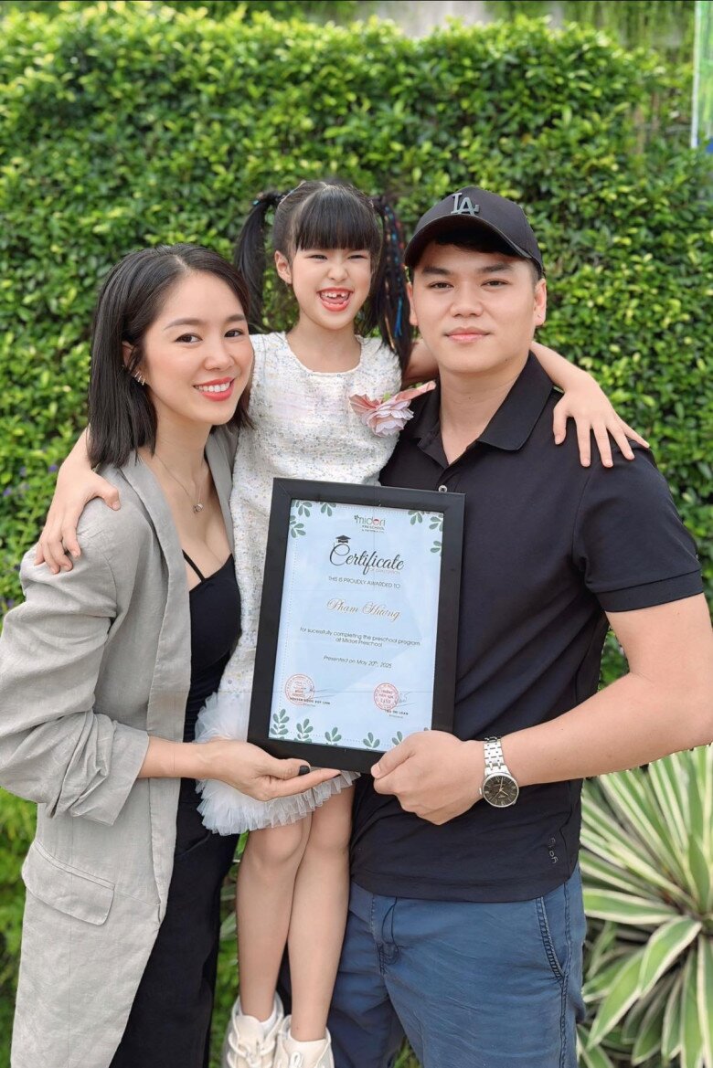 Vợ chồng Lê Phương đến dự lễ tốt nghiệp mẫu giáo của con gái.