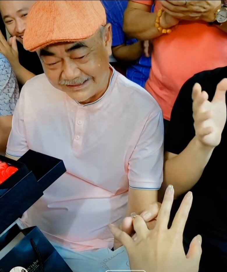 Cư dân mạng xôn xao trước thông tin NSND Việt Anh được bạn gái cầu hôn.
