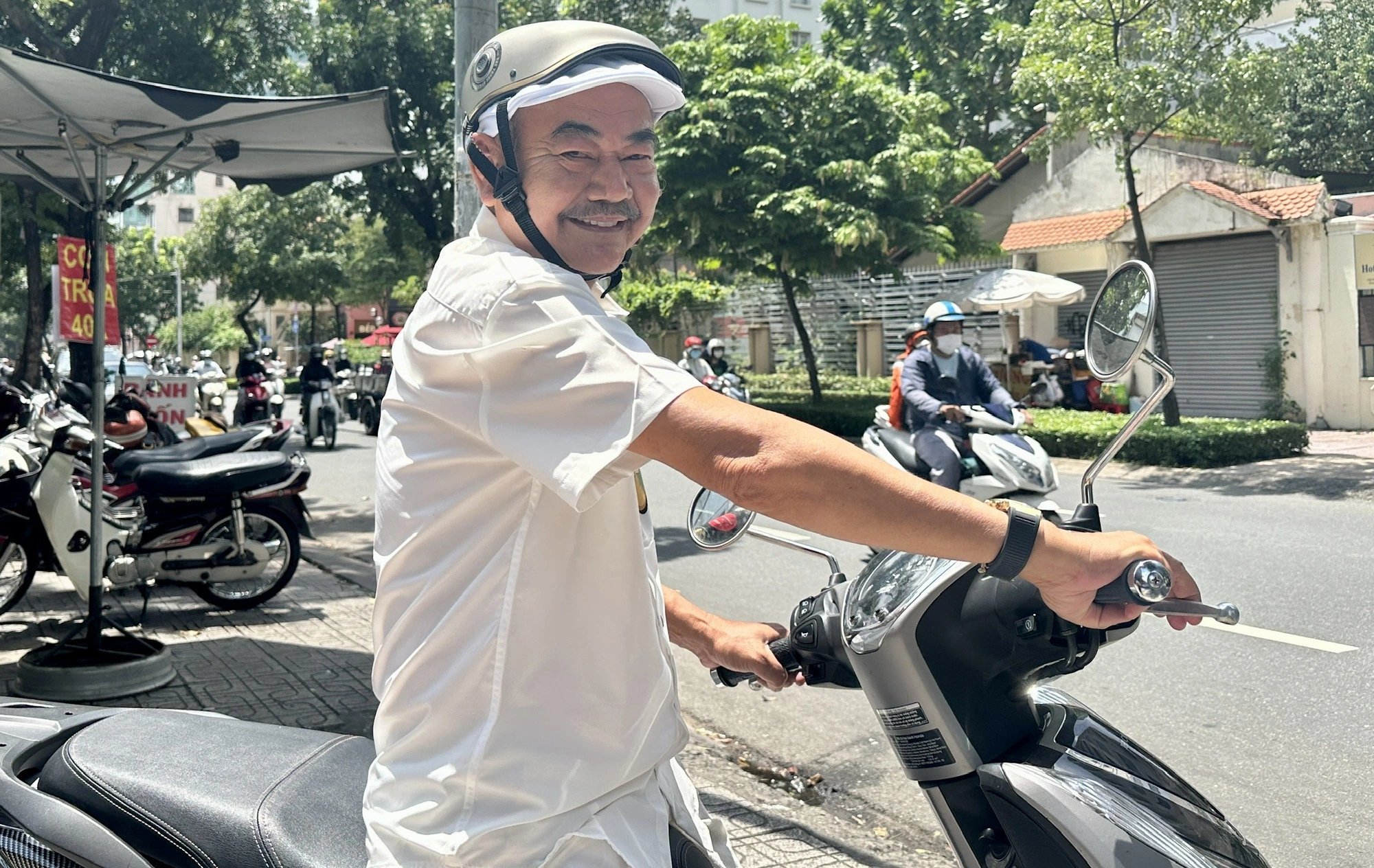Ở tuổi U70, nam nghệ sĩ vẫn đi xe máy, ở phòng trọ.